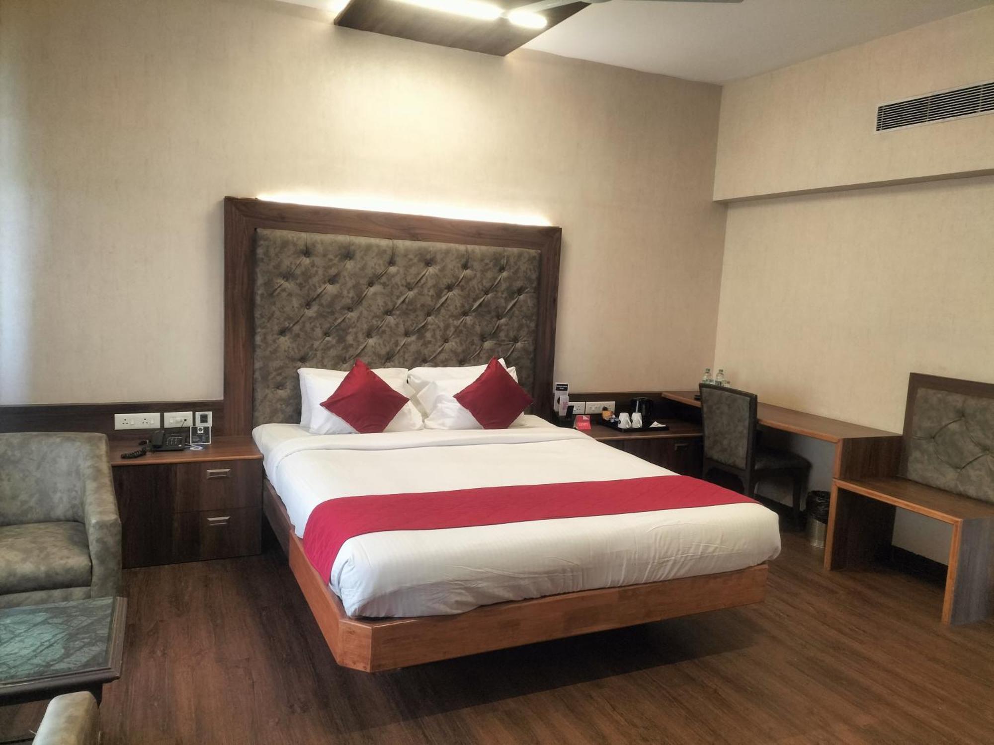 Zip By Spree Hotels Surabi International 韦洛尔 外观 照片